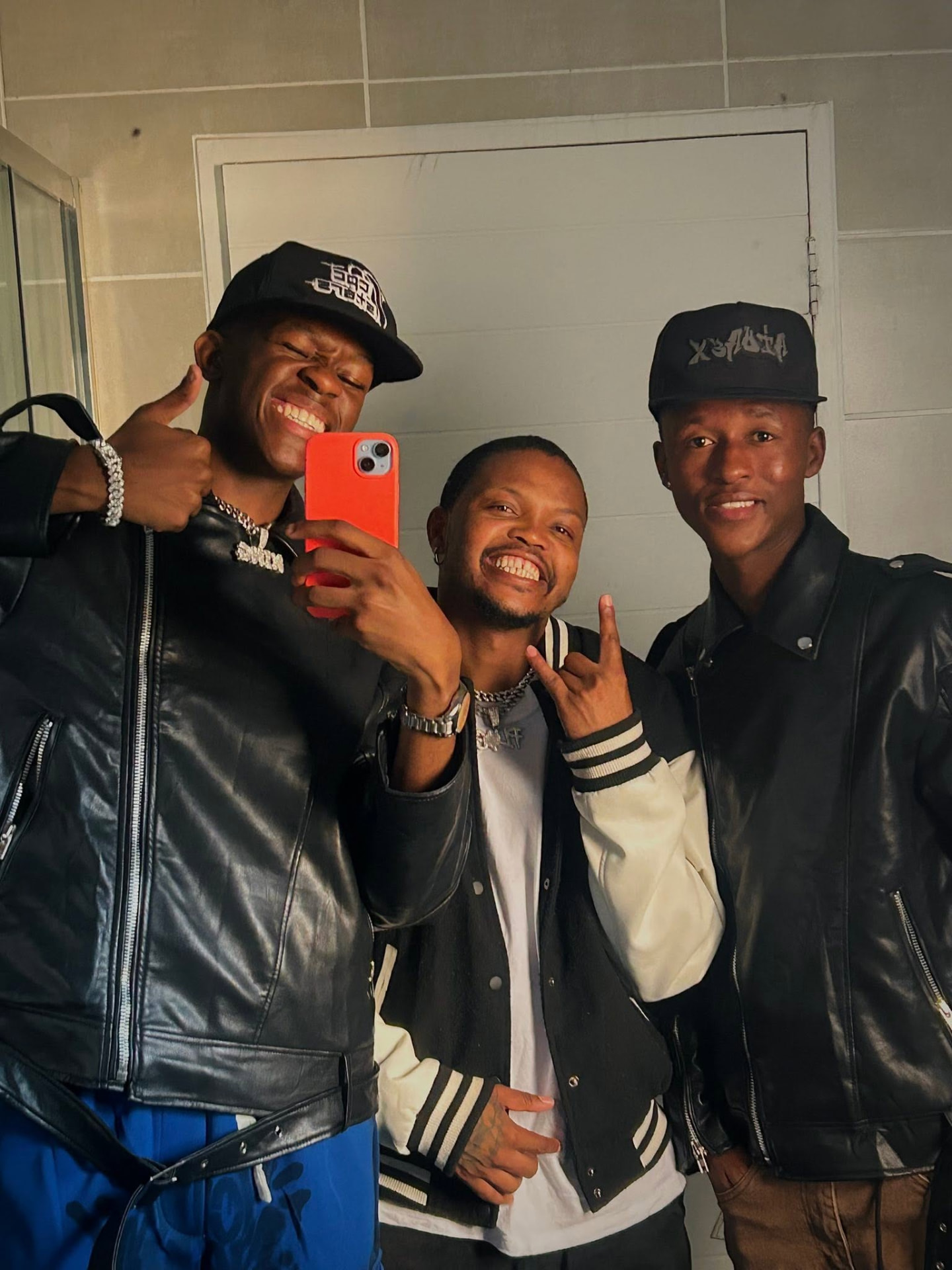 Sqiniseko SqinQ backstage with the crew